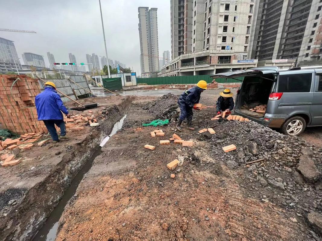 风雨无阻筑城梦 市政建设者的实干精神